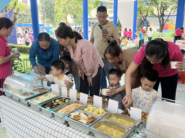 Trường mầm non công khai bữa ăn bán trú, phụ huynh 'mục sở thị' giờ ăn- Ảnh 1.