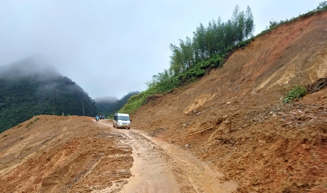 Vượt qua bão lũ, trao yêu thương đến Lũng Lỳ	- Ảnh 1.