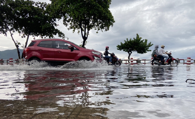 Mưa lớn khiến đường ven biển Nha Trang bị ngập nặng- Ảnh 1.