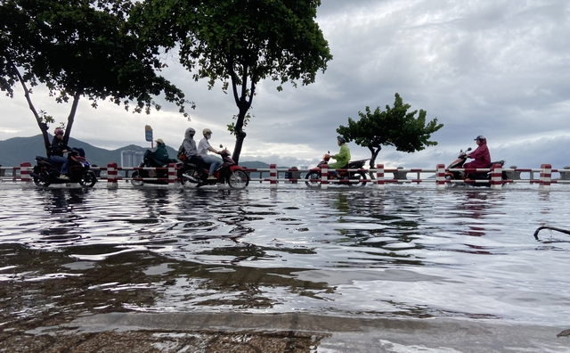 Mưa lớn khiến đường ven biển Nha Trang bị ngập nặng- Ảnh 2.