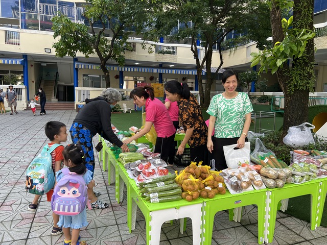 Trường mầm non công khai bữa ăn bán trú, phụ huynh 'mục sở thị' giờ ăn- Ảnh 7.