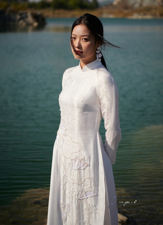 In autumn, everyone wants to show off their figure with Vietnamese ao dai - Photo 11.