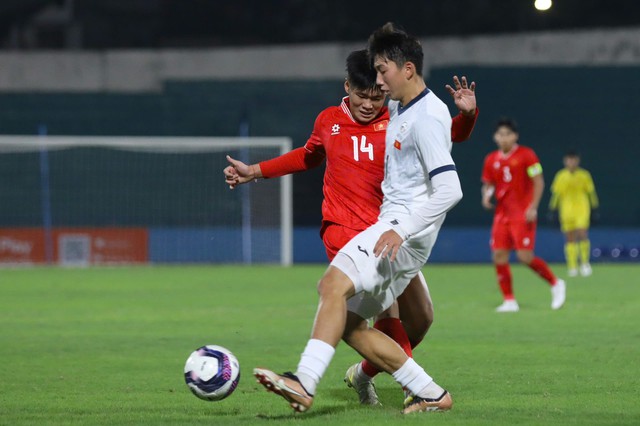 HLV Roland: 'Đối thủ Kyrgyzstan không để U.17 Việt Nam chơi bóng'- Ảnh 2.