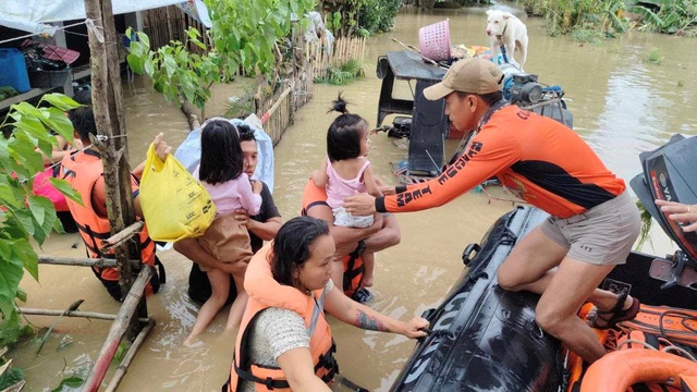 Bão Trà Mi gây lũ ‘cao bất thường’ ở Philippines, làm khó công tác cứu hộ- Ảnh 1.