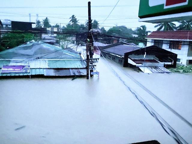 Philippines hứng chịu lũ lụt nghiêm trọng do bão Trà Mi- Ảnh 6.