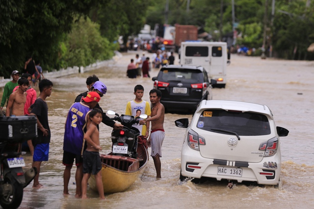 Philippines hứng chịu lũ lụt nghiêm trọng do bão Trà Mi- Ảnh 3.