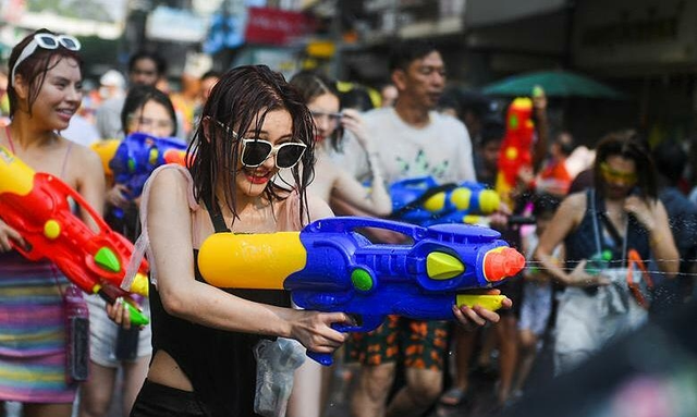 Interesting things at Songkran water festival, Thailand - Photo 3.