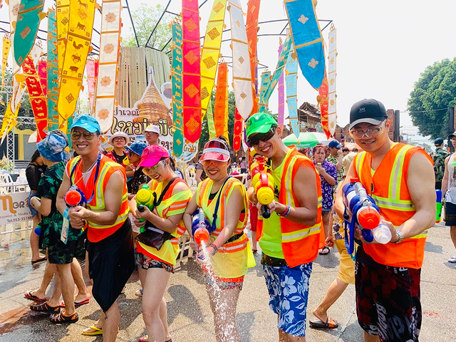 Interesting things at Songkran water festival, Thailand - Photo 2.