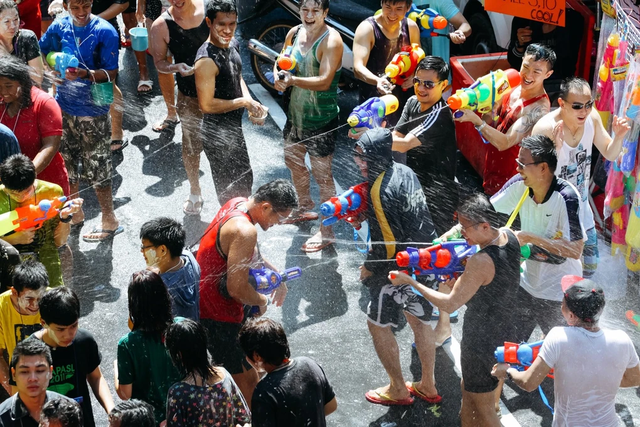 Interesting things at Songkran water festival, Thailand - Photo 5.