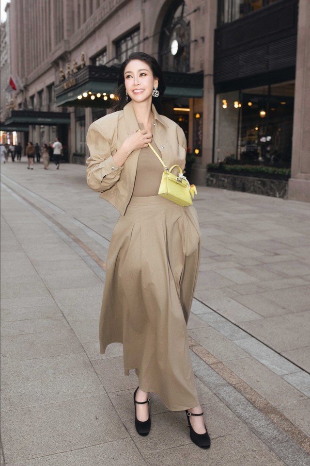 Miss Ha Kieu Anh, U50 shows off her spectacular rejuvenated street style - Photo 2.