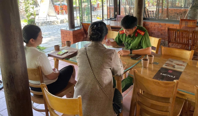 Xem nhanh 20h ngày 25.10: Lùm xùm quán cafe thu phí 'ăn mà không uống' | Kinh hãi vết nứt núi dài trăm mét- Ảnh 1.