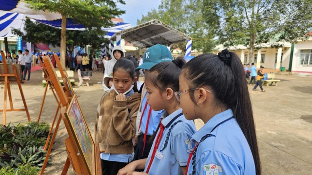 Triển lãm lưu động 'Hoàng Sa, Trường Sa của Việt Nam' tại Đắk Lắk- Ảnh 2.