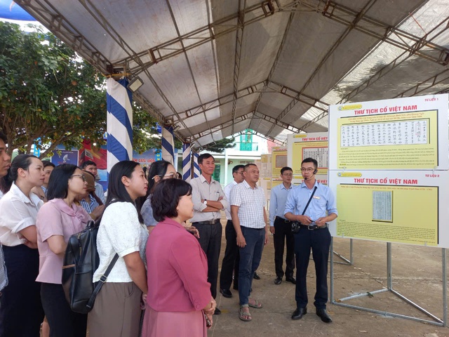 Triển lãm lưu động 'Hoàng Sa, Trường Sa của Việt Nam' tại Đắk Lắk- Ảnh 3.