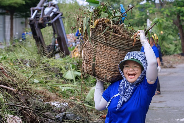 Nụ cười rạng rỡ trên môi của bạn tình nguyện trong ngày làm sạch kênh rạch