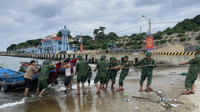 Hỗ trợ người dân chằng chống nhà cửa ứng phó bão số 6- Ảnh 3.