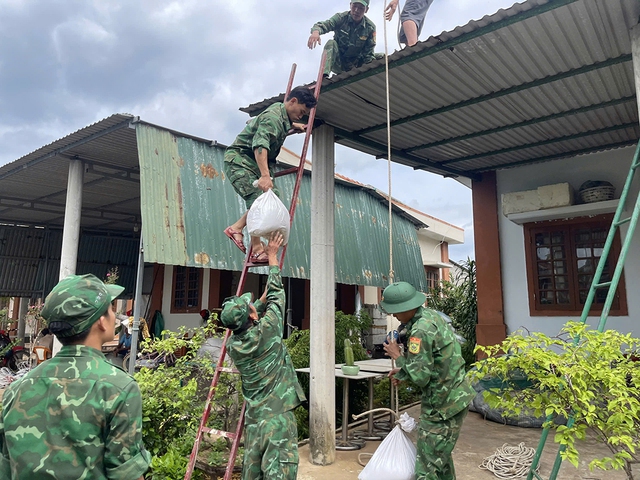 Hỗ trợ người dân chằng chống nhà cửa ứng phó bão số 6- Ảnh 5.