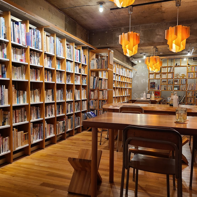 What is different about the decoration space of book cafes in Japan? - Photo 3.