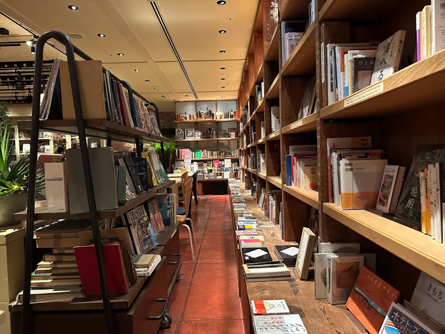 What is different about the decoration space of book cafes in Japan? - Photo 2.