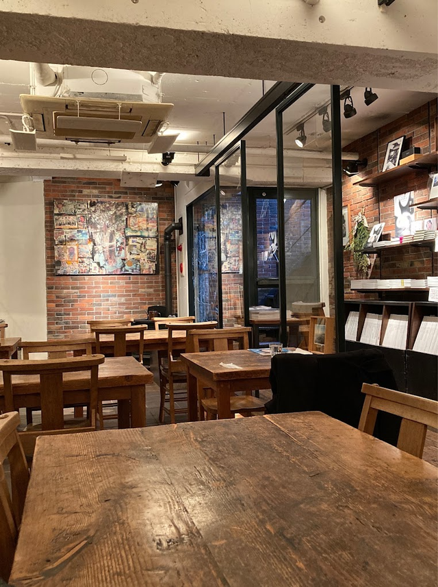 What is different about the decoration space of book cafes in Japan? - Photo 4.