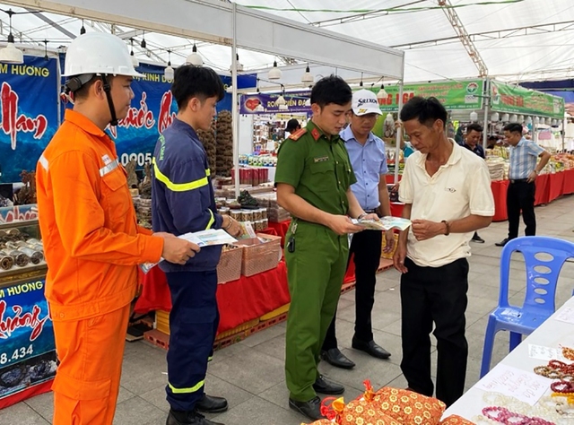 PC Thừa Thiên - Huế tuyên truyền, hướng dẫn sử dụng điện an toàn tại Hội chợ thương mại Festival Huế 2024