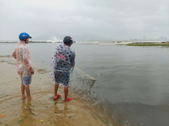 Bão Trà Mi: Bất chấp sóng lớn, người dân vẫn đánh, bắt cá nơi cửa biển- Ảnh 3.