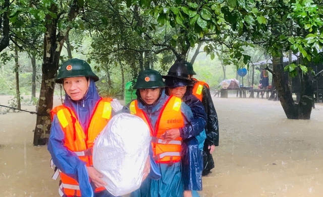 Lính biên phòng cõng dân bản, đẩy xe chở gia súc 'chạy lũ'- Ảnh 1.