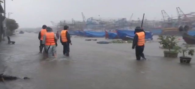 Cập nhật: Bão Trà Mi áp sát đất liền gây mưa lớn, gió mạnh - Ảnh 21.