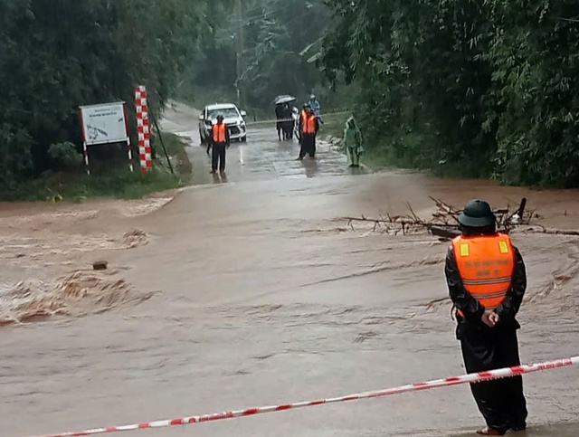 Cập nhật: Bão Trà Mi áp sát đất liền gây mưa lớn, gió mạnh - Ảnh 13.