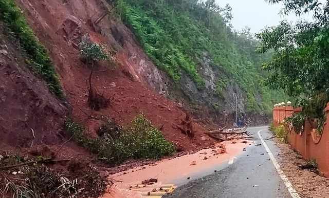 Cập nhật: Bão Trà Mi áp sát đất liền gây mưa lớn, gió mạnh - Ảnh 24.