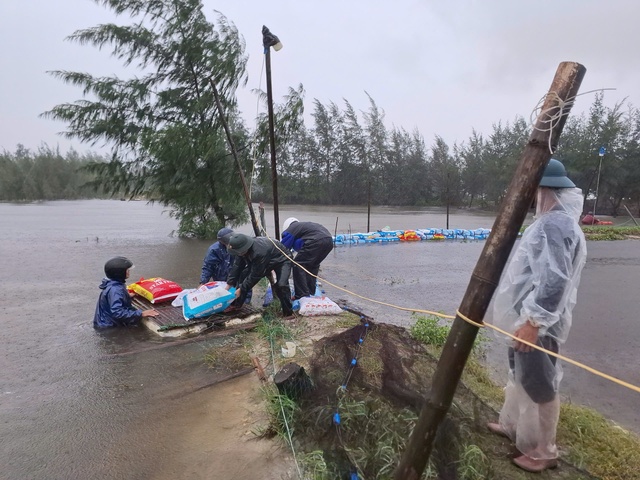 Cập nhật: Bão Trà Mi áp sát đất liền gây mưa lớn, gió mạnh - Ảnh 30.