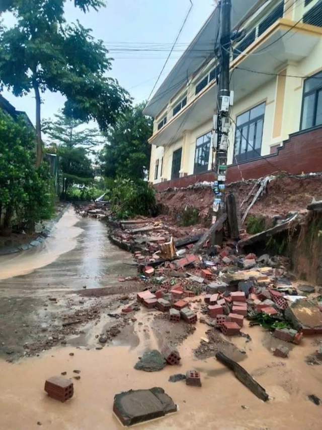 Cập nhật: Bão Trà Mi áp sát đất liền gây mưa lớn, gió mạnh - Ảnh 27.