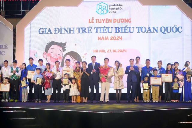 Tuyên dương 10 gia đình trẻ tiêu biểu năm 2024- Ảnh 2.