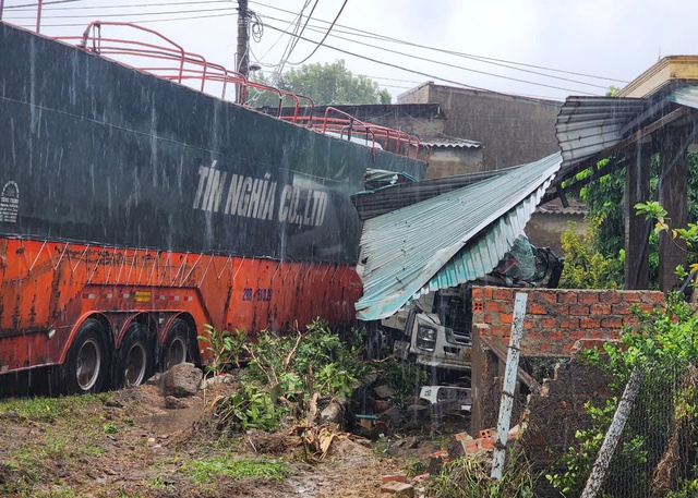 Quảng Bình: Xe container lao vào nhà dân, nghi mất lái do mưa lớn- Ảnh 1.