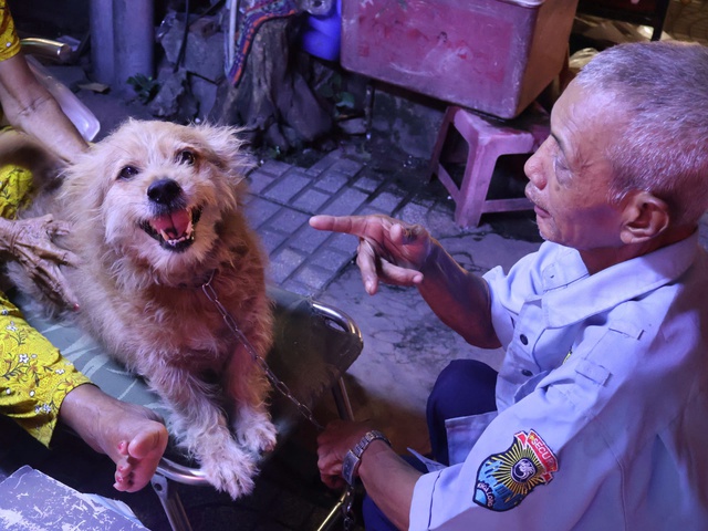 Ông Giang dù không được tỉnh táo nhưng rất yêu thương mẹ và cậu em trai của mình