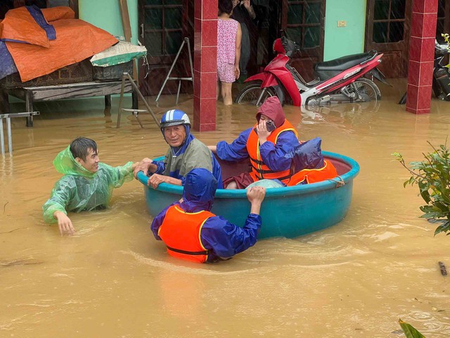 Trắng đêm giúp dân chạy lũ- Ảnh 4.