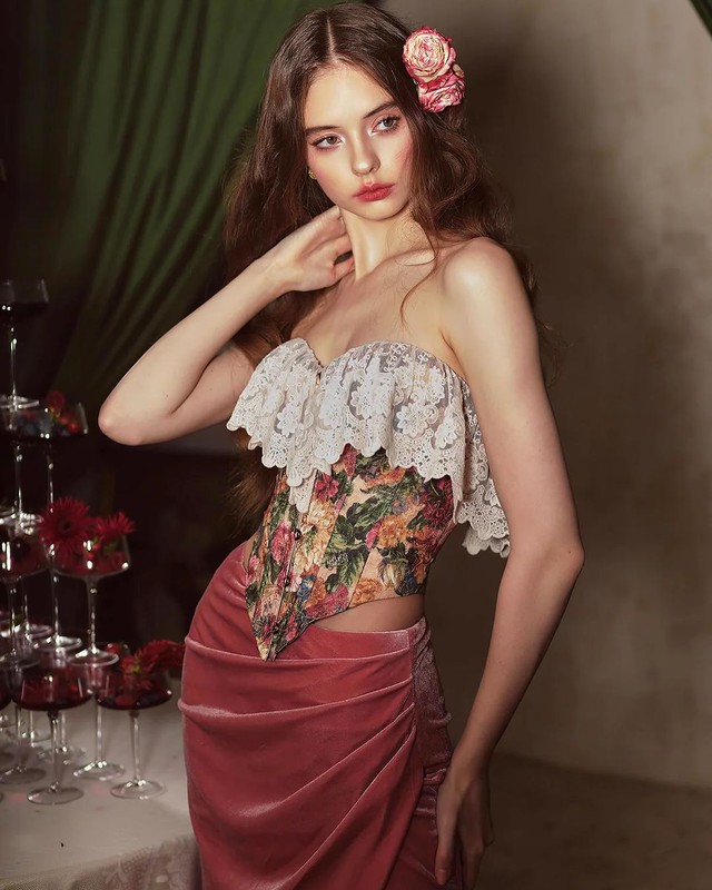 Kết hợp phong cách cổ điển và nét đẹp hiện đại với áo corset- Ảnh 2.