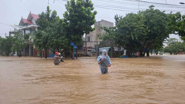 Trắng đêm giúp dân chạy lũ- Ảnh 3.