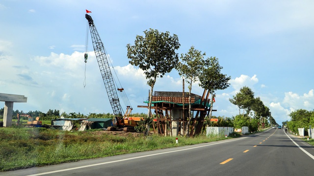 Hậu Giang hạn chế giao thông trên QL61C để thi công cầu vượt cao tốc- Ảnh 1.