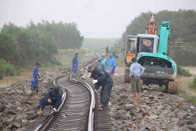 Trắng đêm giúp dân chạy lũ- Ảnh 5.