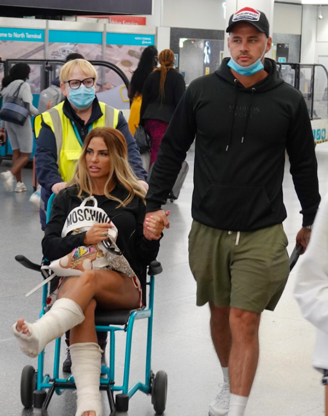 Cựu 'bom sex' Katie Price bị tình cũ tố lăng nhăng, dan díu với nhiều trai trẻ- Ảnh 2.