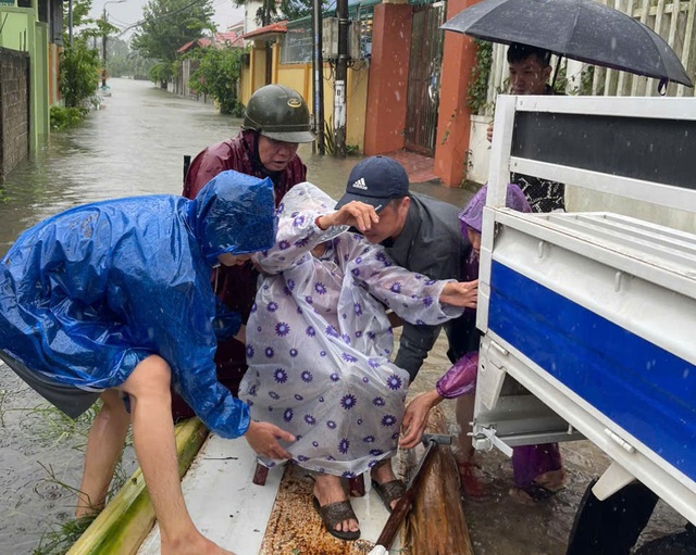 Quảng Bình: Dùng xuồng máy chở thai phụ chuyển dạ từ vùng ngập lụt đến bệnh viện- Ảnh 2.