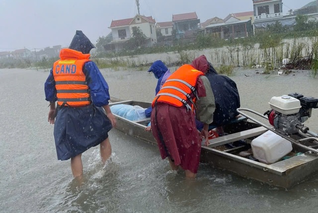 Quảng Bình: Dùng xuồng máy chở thai phụ chuyển dạ từ vùng ngập lụt đến bệnh viện- Ảnh 1.