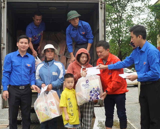 Quà cứu trợ của bạn đọc Báo Thanh Niên đến với vùng lũ quét Kim Thủy- Ảnh 3.