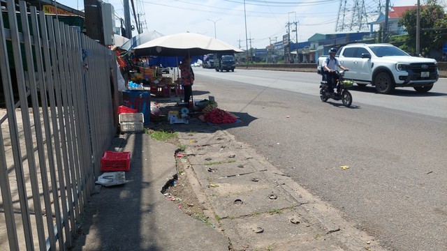 Buôn bán tràn ra lòng đường, gây nguy hiểm- Ảnh 1.