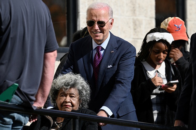 Tổng thống Biden xếp hàng chờ gần 40 phút để bỏ phiếu bầu người kế nhiệm- Ảnh 1.