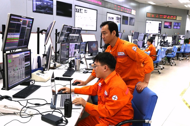 Nhiệt điện Duyên Hải tiếp tục phấn đấu hoàn thành kế hoạch năm 2024- Ảnh 1. CBCNV công ty trực vận hành tại Nhà máy Nhiệt điện Duyên Hải 3