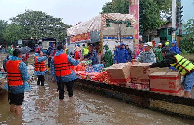 Khắc phục thiệt hại và cứu trợ vùng lũ Quảng Bình, Quảng Trị- Ảnh 3.