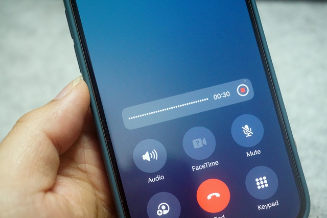Thanh chức năng biểu thị ghi âm cuộc gọi trên iPhone chạy iOS 18.1