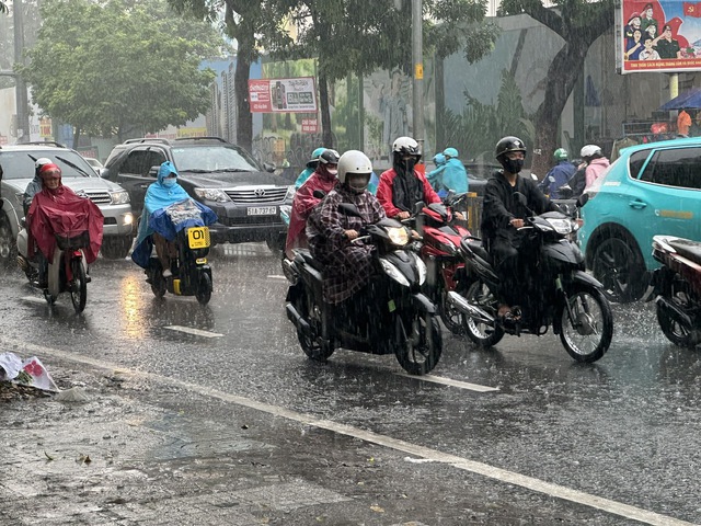 Chiều nay Nam bộ mưa to nhiều nơi, tiếp tục kéo dài đến ngày mai- Ảnh 1.