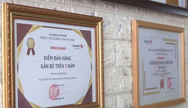 Điểm bán hàng của chị Hạnh được vinh danh là một trong những điểm bán hàng gắn bó trên 5 năm với Vietlott